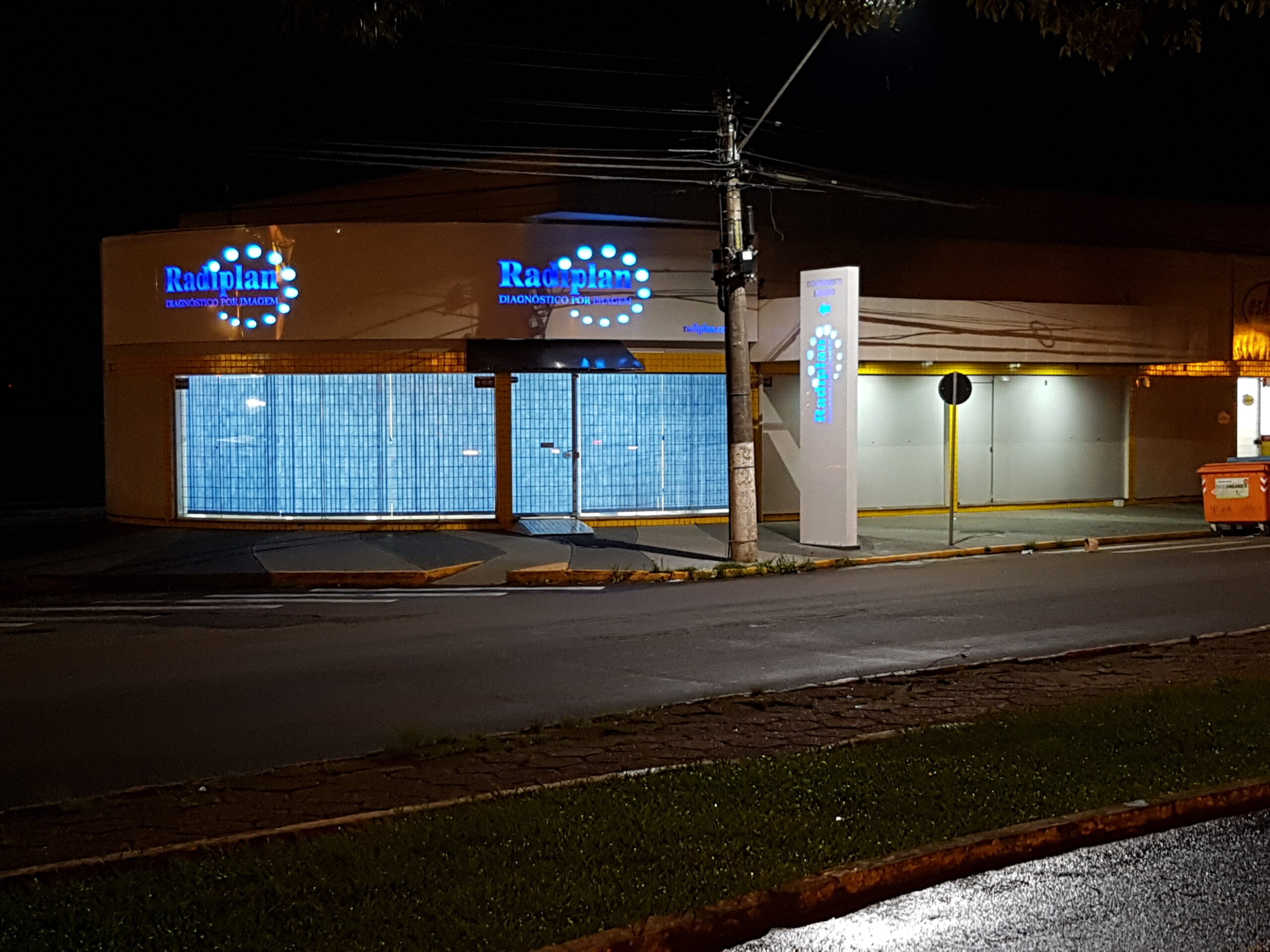 foto fachada radiplan noturno