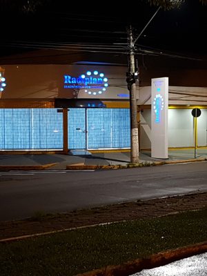 foto fachada radiplan noturno